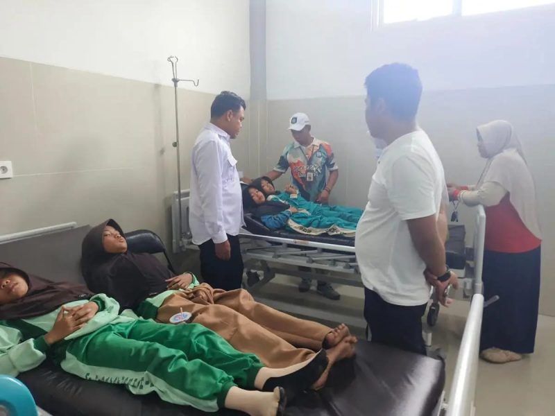 Siswa penerima manfaat Program Makan Bergizi Gratis mendapatkan penanganan medis pascakejadian dugaan keracunan di Lombok Tengah. Insiden ini menjadi pengingat pentingnya standar ketat keamanan pangan dalam program gizi nasional.(Foto: Istimewa)