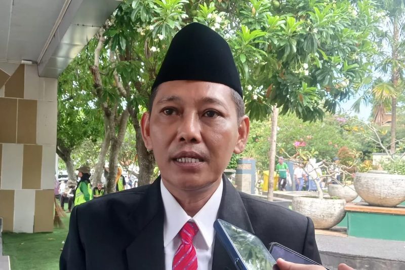 Kepala Kanwil Kementerian Haji dan Umrah NTB memberikan keterangan pers terkait polemik seleksi Petugas Haji Daerah.(Foto: Istimewa)