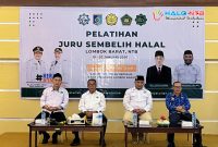 Sejumlah pejabat dan pengurus Lembaga Sembelih Hidayatullah (LSH) menghadiri pembukaan Pelatihan dan Sertifikasi Juru Sembelih Halal (Juleha) di Aula Kementerian Agama Kabupaten Lombok Barat, NTB, Senin (19/1/2026).(Foto: Istimewa)