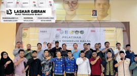 Peserta bersama panitia mengabadikan momen foto bersama setelah pembukaan Pelatihan dan Sertifikasi Juru Sembelih Halal berbasis SKKNI di Aula Kemenag Lombok Barat, 19–20 Januari 2026, sebagai wujud kolaborasi Laskar Gibran dan LSH Hidayatullah dalam menjamin kehalalan serta mutu pangan guna mendukung Program Makan Bergizi Gratis.(Foto: Istimewa)