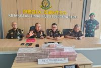 Jajaran Kejati NTB saat konferensi pers pengembalian uang kerugian negara kasus lahan Samota, proyek penunjang PON 2028, di Media Center Kejati NTB.(Foto: Istimewa)