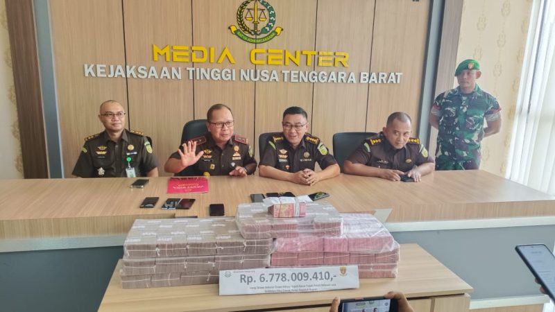 Jajaran Kejati NTB saat konferensi pers pengembalian uang kerugian negara kasus lahan Samota, proyek penunjang PON 2028, di Media Center Kejati NTB.(Foto: Istimewa)