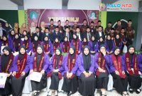 Civitas akademika STIS Darul Falah Pagutan Mataram mengabadikan momen bersama para calon wisudawan dan wisudawati menjelang Wisuda ke-V, 21 Januari 2026, sebagai simbol komitmen kampus menerapkan Permendikbudristek Nomor 39 Tahun 2025 melalui terobosan tugas akhir berbasis publikasi jurnal ilmiah.(Foto: Istimewa)