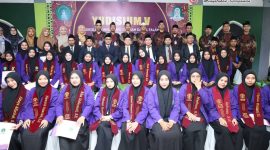 Civitas akademika STIS Darul Falah Pagutan Mataram mengabadikan momen bersama para calon wisudawan dan wisudawati menjelang Wisuda ke-V, 21 Januari 2026, sebagai simbol komitmen kampus menerapkan Permendikbudristek Nomor 39 Tahun 2025 melalui terobosan tugas akhir berbasis publikasi jurnal ilmiah.(Foto: Istimewa)