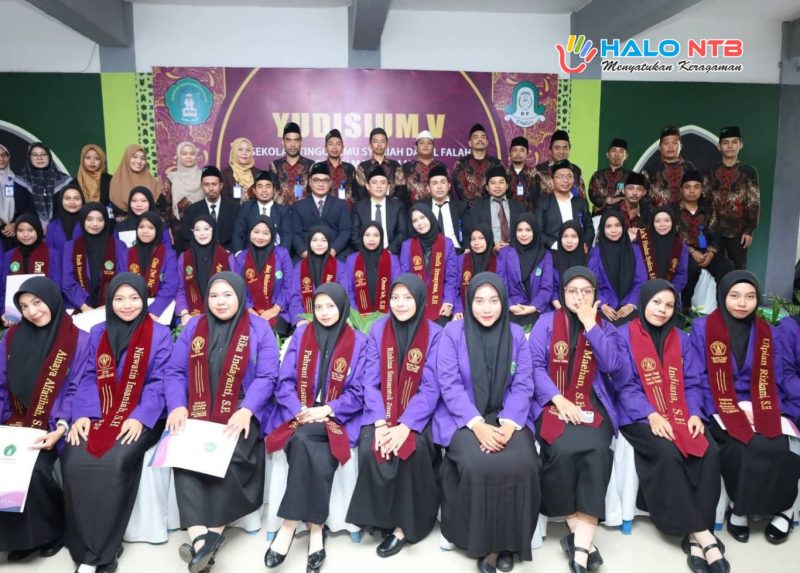Civitas akademika STIS Darul Falah Pagutan Mataram mengabadikan momen bersama para calon wisudawan dan wisudawati menjelang Wisuda ke-V, 21 Januari 2026, sebagai simbol komitmen kampus menerapkan Permendikbudristek Nomor 39 Tahun 2025 melalui terobosan tugas akhir berbasis publikasi jurnal ilmiah.(Foto: Istimewa)