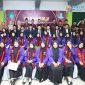 Civitas akademika STIS Darul Falah Pagutan Mataram mengabadikan momen bersama para calon wisudawan dan wisudawati menjelang Wisuda ke-V, 21 Januari 2026, sebagai simbol komitmen kampus menerapkan Permendikbudristek Nomor 39 Tahun 2025 melalui terobosan tugas akhir berbasis publikasi jurnal ilmiah.(Foto: Istimewa)