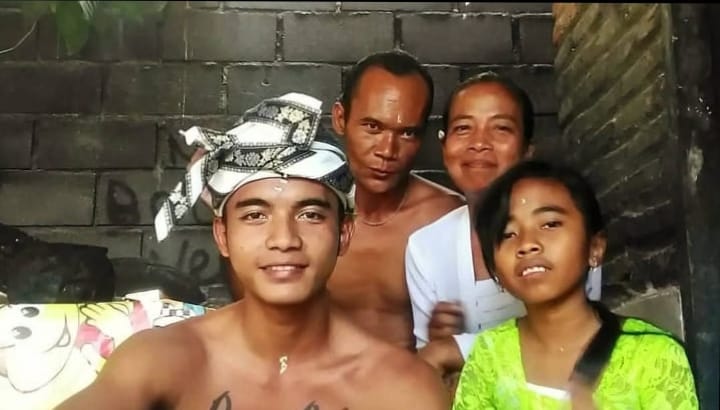 Potret kebersamaan keluarga Ida Made Arka sebelum munculnya klarifikasi dan hak jawab terkait pemberitaan yang berkembang di ruang publik.(Foto: Istimewa)