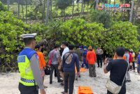Petugas kepolisian melakukan evakuasi dan olah TKP di Pantai Nipah, Lombok Utara, terkait penemuan jenazah perempuan berinisial S.A.H., Minggu (18/1).(Foto: Istimewa)