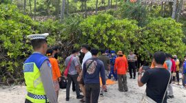 Petugas kepolisian melakukan evakuasi dan olah TKP di Pantai Nipah, Lombok Utara, terkait penemuan jenazah perempuan berinisial S.A.H., Minggu (18/1).(Foto: Istimewa)