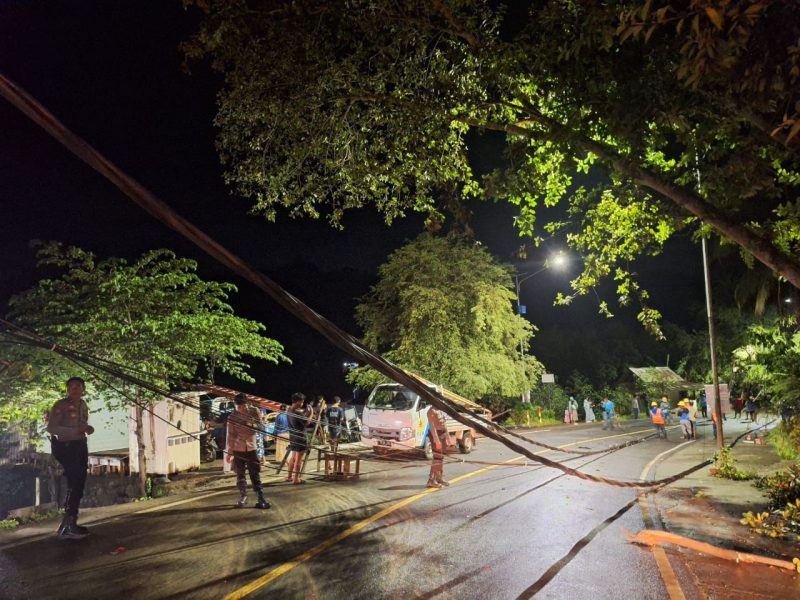 Kondisi lokasi saat evakuasi kabel dan penormalan jaringan berlangsung, listrik tetap terjaga tanpa pemadaman pelanggan.(Foto: Dok. PLN)