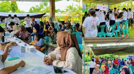 Tim medis dan mahasiswa Universitas Tarumanagara melayani pengobatan gratis dalam kegiatan Metta Day ke-31 di Desa Giri Sasak, Lombok Barat.(Foto: Istimewa)