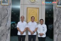 Gubernur NTB Lalu Muhamad Iqbal (tengah) berfoto bersama Wali Kota Mataram Mohan Roliskana (kiri) dan Bupati Lombok Barat Lalu Ahmad Zaini (kanan) usai rapat koordinasi penanganan krisis sampah TPA Regional Kebon Kongok.(Foto: Dok. Biro Umum dan Adpim NTB)