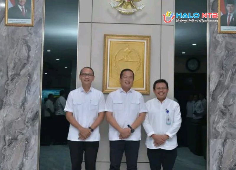 Gubernur NTB Lalu Muhamad Iqbal (tengah) berfoto bersama Wali Kota Mataram Mohan Roliskana (kiri) dan Bupati Lombok Barat Lalu Ahmad Zaini (kanan) usai rapat koordinasi penanganan krisis sampah TPA Regional Kebon Kongok.(Foto: Dok. Biro Umum dan Adpim NTB)