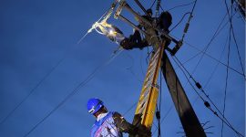 Petugas PLN bekerja hingga malam hari memperbaiki jaringan distribusi listrik dengan mengutamakan standar keselamatan kerja pascabanjir bandang.(Dok. PLN)