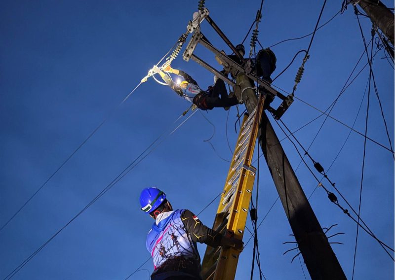 Petugas PLN bekerja hingga malam hari memperbaiki jaringan distribusi listrik dengan mengutamakan standar keselamatan kerja pascabanjir bandang.(Dok. PLN)