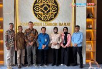 Bupati Lombok Barat H. Lalu Ahmad Zaini (tengah) berfoto bersama Kepala BNN Kota Mataram Kombes Pol. Yuanita Amelia Sari beserta jajaran dan perwakilan OPD Pemkab Lombok Barat usai audiensi di Kantor Bupati Lombok Barat, Kamis (22/1/2026), membahas penguatan sinergi dan rencana pembentukan Unit Layanan Terpadu P4GN.(Dok. Prokopim)