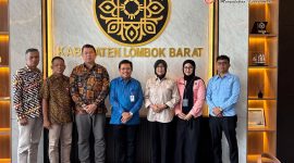 Bupati Lombok Barat H. Lalu Ahmad Zaini (tengah) berfoto bersama Kepala BNN Kota Mataram Kombes Pol. Yuanita Amelia Sari beserta jajaran dan perwakilan OPD Pemkab Lombok Barat usai audiensi di Kantor Bupati Lombok Barat, Kamis (22/1/2026), membahas penguatan sinergi dan rencana pembentukan Unit Layanan Terpadu P4GN.(Dok. Prokopim)