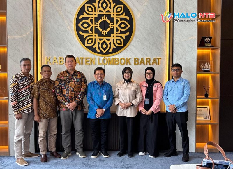 Bupati Lombok Barat H. Lalu Ahmad Zaini (tengah) berfoto bersama Kepala BNN Kota Mataram Kombes Pol. Yuanita Amelia Sari beserta jajaran dan perwakilan OPD Pemkab Lombok Barat usai audiensi di Kantor Bupati Lombok Barat, Kamis (22/1/2026), membahas penguatan sinergi dan rencana pembentukan Unit Layanan Terpadu P4GN.(Dok. Prokopim)