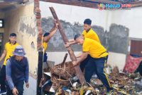 Dirpolairud Polda NTB Kombes Pol Boyke F.S. Samola memimpin personel membantu warga membersihkan rumah terdampak gelombang pasang di Pantai Karang Bugis, Ampenan, Kota Mataram, Jumat (23/1/2026).(Foto dok. Humas Polda NTB)