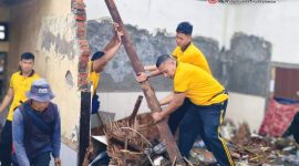 Dirpolairud Polda NTB Kombes Pol Boyke F.S. Samola memimpin personel membantu warga membersihkan rumah terdampak gelombang pasang di Pantai Karang Bugis, Ampenan, Kota Mataram, Jumat (23/1/2026).(Foto dok. Humas Polda NTB)