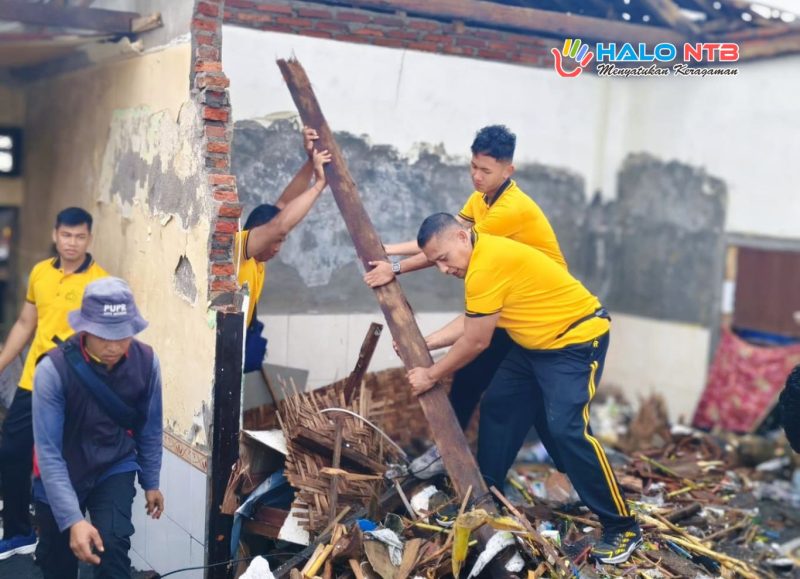 Dirpolairud Polda NTB Kombes Pol Boyke F.S. Samola memimpin personel membantu warga membersihkan rumah terdampak gelombang pasang di Pantai Karang Bugis, Ampenan, Kota Mataram, Jumat (23/1/2026).(Foto dok. Humas Polda NTB)