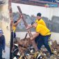 Dirpolairud Polda NTB Kombes Pol Boyke F.S. Samola memimpin personel membantu warga membersihkan rumah terdampak gelombang pasang di Pantai Karang Bugis, Ampenan, Kota Mataram, Jumat (23/1/2026).(Foto dok. Humas Polda NTB)