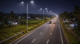 Penerangan Jalan Umum (PJU) di ruas jalan Pulau Sumbawa tampak berfungsi optimal, mendukung keselamatan dan kelancaran arus lalu lintas pada malam hari.(Foto: Istimewa)