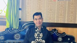 H. Kemas Burhan, M.Pd., Kepala MAN Lombok Barat, saat ditemui di ruang kerjanya usai resmi memimpin madrasah dengan pendekatan disiplin humanis, Sabtu (24/1/2026).(Dok. Taufik Natanagara)