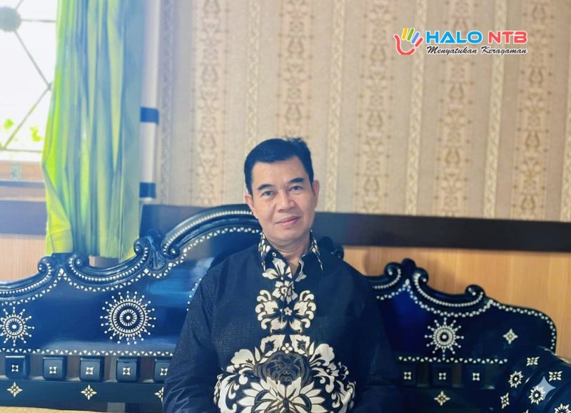 H. Kemas Burhan, M.Pd., Kepala MAN Lombok Barat, saat ditemui di ruang kerjanya usai resmi memimpin madrasah dengan pendekatan disiplin humanis, Sabtu (24/1/2026).(Dok. Taufik Natanagara)