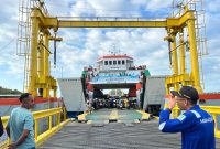 Petugas memantau proses bongkar muat kendaraan di Pelabuhan Kayangan di tengah masa waspada cuaca ekstrem sesuai peringatan BMKG periode 20–26 Januari 2026.(Foto: Istimewa)