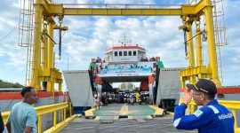 Petugas memantau proses bongkar muat kendaraan di Pelabuhan Kayangan di tengah masa waspada cuaca ekstrem sesuai peringatan BMKG periode 20–26 Januari 2026.(Foto: Istimewa)