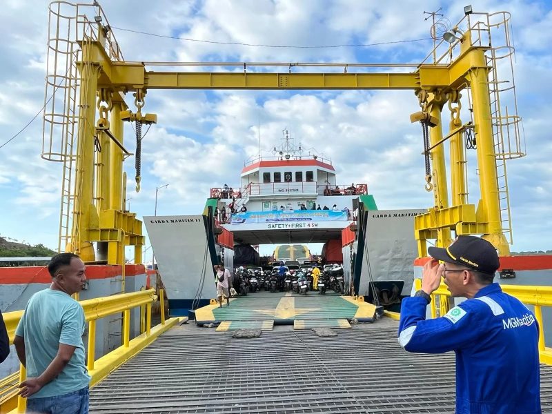Petugas memantau proses bongkar muat kendaraan di Pelabuhan Kayangan di tengah masa waspada cuaca ekstrem sesuai peringatan BMKG periode 20–26 Januari 2026.(Foto: Istimewa)