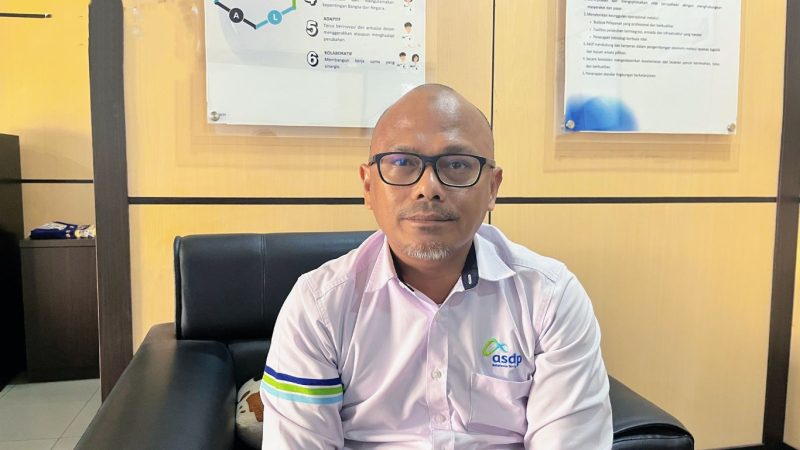 GM ASDP Lembar Handoyo Priyanto saat memberikan keterangan terkait operasional penyeberangan Lembar–Padang Bai di tengah potensi cuaca ekstrem di perairan Selat Lombok.(Foto: Istimewa)