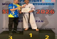 Rafka Mandala Prasetiyo, siswa MAN Lombok Barat, berpose usai meraih Juara I Kejuaraan Nasional Kyokushinkai SLC Cup 2026 di Surabaya.(Foto: Istimewa)