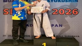 Rafka Mandala Prasetiyo, siswa MAN Lombok Barat, berpose usai meraih Juara I Kejuaraan Nasional Kyokushinkai SLC Cup 2026 di Surabaya.(Foto: Istimewa)