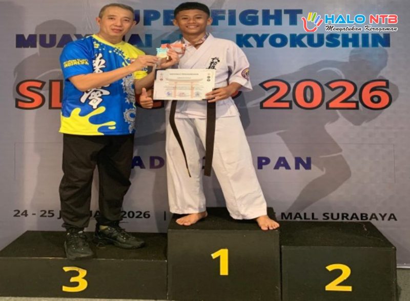 Rafka Mandala Prasetiyo, siswa MAN Lombok Barat, berpose usai meraih Juara I Kejuaraan Nasional Kyokushinkai SLC Cup 2026 di Surabaya.(Foto: Istimewa)