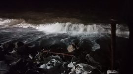 Kondisi pesisir Ampenan saat diterjang gelombang tinggi yang merusak rumah warga. Gubernur NTB turun langsung memastikan penanganan darurat bagi masyarakat terdampak.(Foto: Diskominfotik NTB)