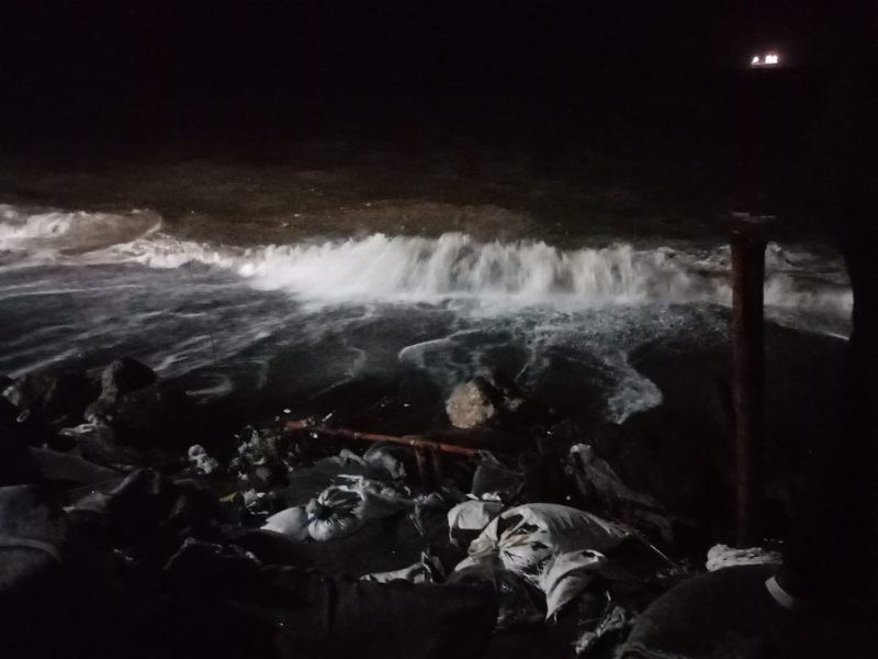 Kondisi pesisir Ampenan saat diterjang gelombang tinggi yang merusak rumah warga. Gubernur NTB turun langsung memastikan penanganan darurat bagi masyarakat terdampak.(Foto: Diskominfotik NTB)