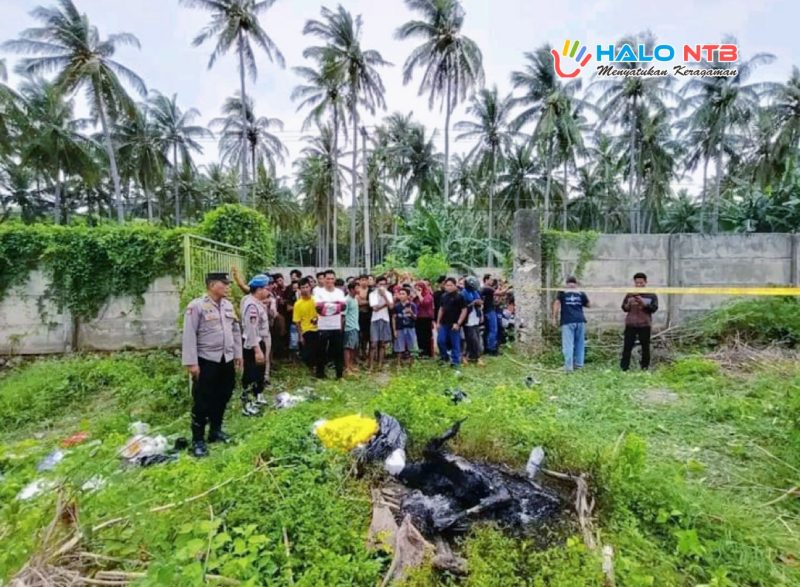 Warga dan aparat kepolisian memadati lokasi penemuan jenazah hangus terbakar di lahan kosong Dusun Batu Leong, Sekotong Barat, Lombok Barat, Minggu (25/1/2026).(Foto: Dok. Taufik Natanagara)