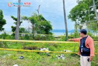 Lokasi penemuan mayat dalam kondisi terbakar di Dusun Batu Leong, Desa Sekotong Barat, Lombok Barat, yang telah dipasang garis polisi.(Foto: Istimewa)