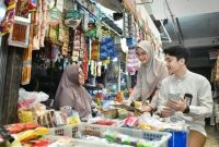 Aktivitas jual beli di pasar rakyat kini didukung sistem pembayaran digital yang lebih praktis dan aman.(Dok. Bank NTB Syariah)