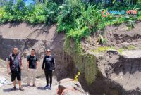 Anggota DPRD Lombok Barat Hendra Harianto (kanan) bersama tim meninjau lokasi jalan amblas dan jembatan ambruk di Gubuk Aong, Desa Sedau, Kecamatan Narmada, yang mengisolir puluhan kepala keluarga.(Foto: Dok. Taufik Natanagara)