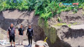 Anggota DPRD Lombok Barat Hendra Harianto (kanan) bersama tim meninjau lokasi jalan amblas dan jembatan ambruk di Gubuk Aong, Desa Sedau, Kecamatan Narmada, yang mengisolir puluhan kepala keluarga.(Foto: Dok. Taufik Natanagara)