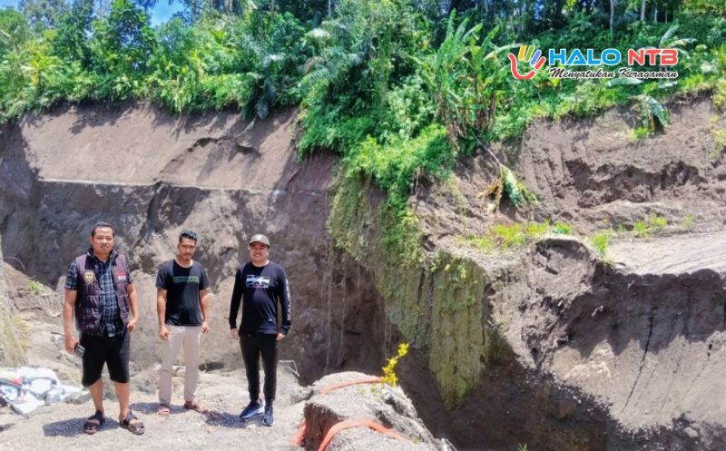 Anggota DPRD Lombok Barat Hendra Harianto (kanan) bersama tim meninjau lokasi jalan amblas dan jembatan ambruk di Gubuk Aong, Desa Sedau, Kecamatan Narmada, yang mengisolir puluhan kepala keluarga.(Foto: Dok. Taufik Natanagara)