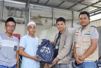Penyerahan bantuan kemanusiaan YBM PLN UIW NTB kepada warga terdampak banjir di Sekotong sebagai bentuk kepedulian terhadap masyarakat pascabencana.(Dok. PLN)