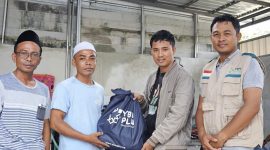 Penyerahan bantuan kemanusiaan YBM PLN UIW NTB kepada warga terdampak banjir di Sekotong sebagai bentuk kepedulian terhadap masyarakat pascabencana.(Dok. PLN)