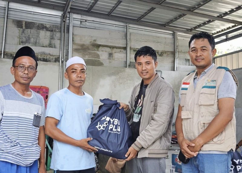 Penyerahan bantuan kemanusiaan YBM PLN UIW NTB kepada warga terdampak banjir di Sekotong sebagai bentuk kepedulian terhadap masyarakat pascabencana.(Dok. PLN)