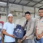 Penyerahan bantuan kemanusiaan YBM PLN UIW NTB kepada warga terdampak banjir di Sekotong sebagai bentuk kepedulian terhadap masyarakat pascabencana.(Dok. PLN)