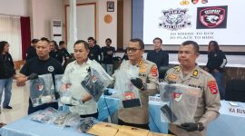 Sejumlah barang bukti dihadirkan polisi saat rilis resmi pengungkapan kasus pembunuhan berencana di Mapolda NTB.(Foto: Istimewa)