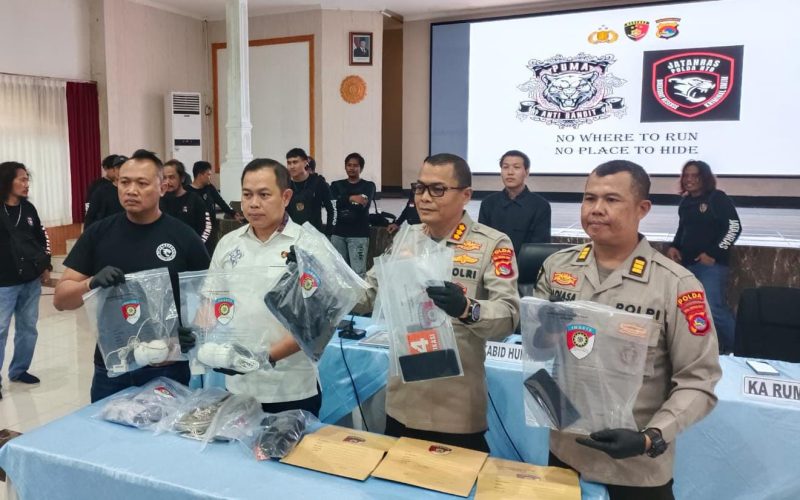 Sejumlah barang bukti dihadirkan polisi saat rilis resmi pengungkapan kasus pembunuhan berencana di Mapolda NTB.(Foto: Istimewa)